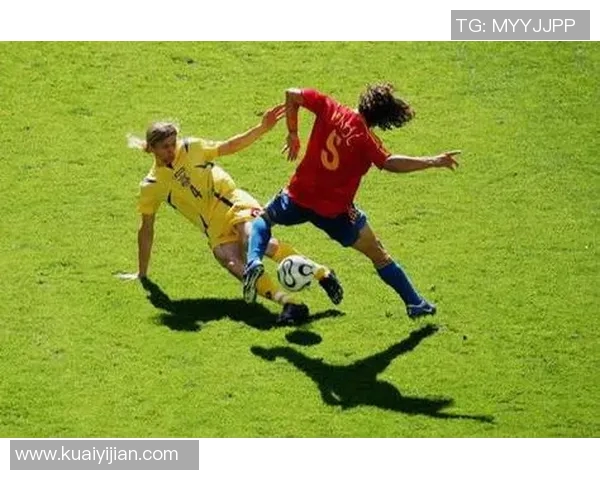 足球明星精准脚法瞬间捕捉展现技巧与魅力的精彩图片合集