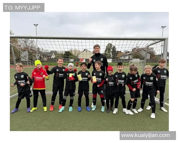 小孩观看足球明星比赛的多重好处与成长启示