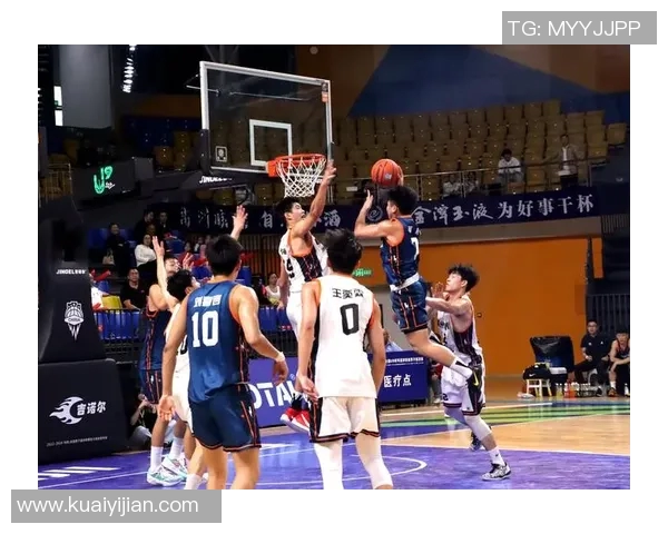 篮球明星齐聚一堂激情对决拔河赛场展现力量与团队精神